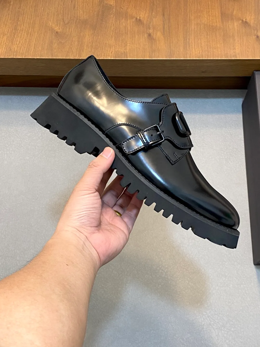 Men's shoes 💰740 VALENTINO Valentino's new men's fashionable casual leather shoes. These leather shoes are made of imported cowhide leather uppers, dyed calfskin lining and calfskin insoles. The upper foot is soft, comfortable and breathable. Comes with complete packaging in the original box! Visible details and quality. Size: 39-44 (customized at 38.45.46)